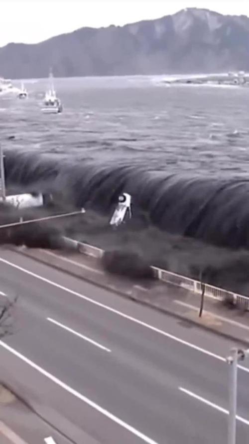 是搞海底核试验吗？日本东北海域发生7.4级地震，已发布海啸警报。如果是核试验，那