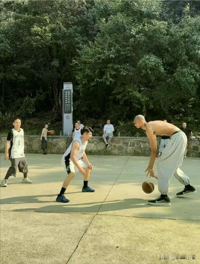 文班亚马在少林寺打篮球了。离10天闭关修炼还差两天，但文班已经忍不住了，开始