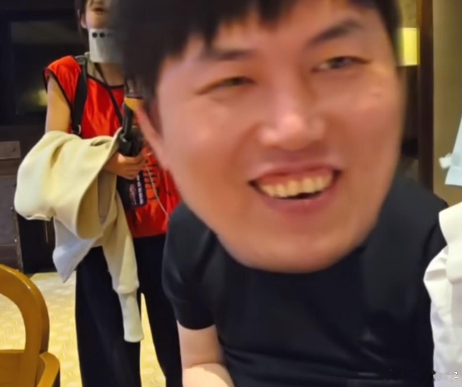 枫哥：hao逼你给他钱他会来团播，大Mu你让他正赛他都不来还当助理啊，敢大Mu出