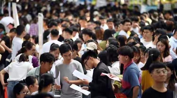 别再以为大学学历很稀罕了。最新的权威人口数据显示：中国每5个人里，就有1个拥有大