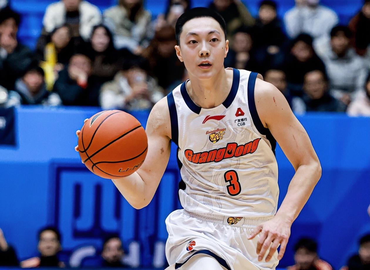 杜锋：朱总，你是不是要准备两份顶薪合同？朱芳雨：得亏你少让陈家政上去打，要不也