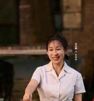 张艺谋74岁了，在西安拍《主角》，第一件事就是让副导演挨个扒演员眼皮。整过容的，