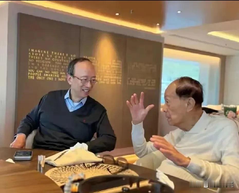 98岁的李嘉诚罕见现身。他发量还不算少，也没多少白发，虽说看眉眼感觉已经很老了