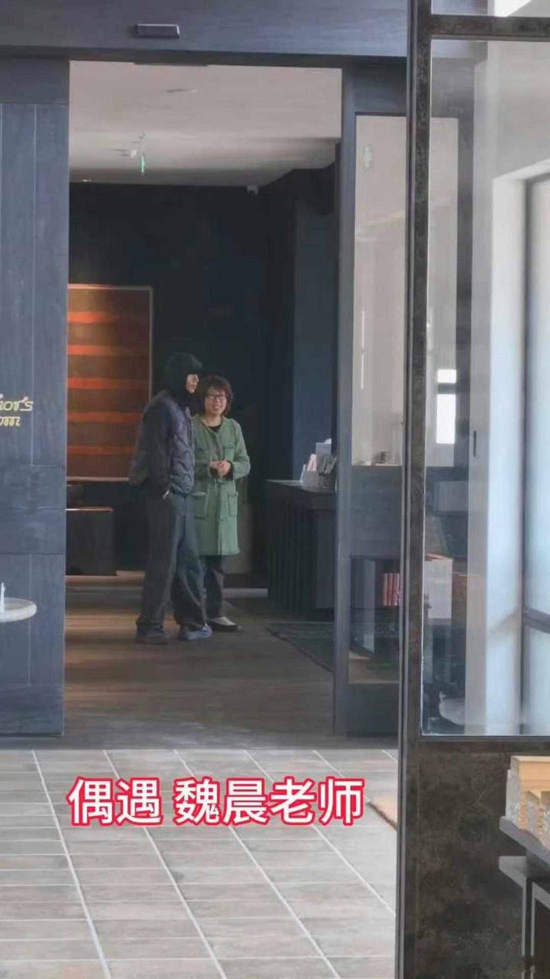 刚开始认识魏晨的时候他还是少年，现在已经结婚生子，儿子都这么大了，还我青春啊！！