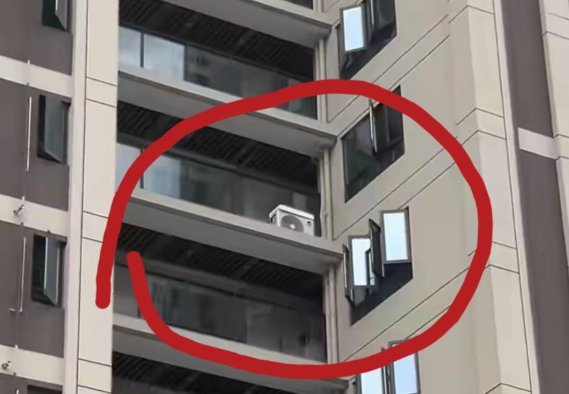 “比霸占车位还恶心！”福建福州，一男子下班后回家，突然发现自家的窗户前，竟然多了