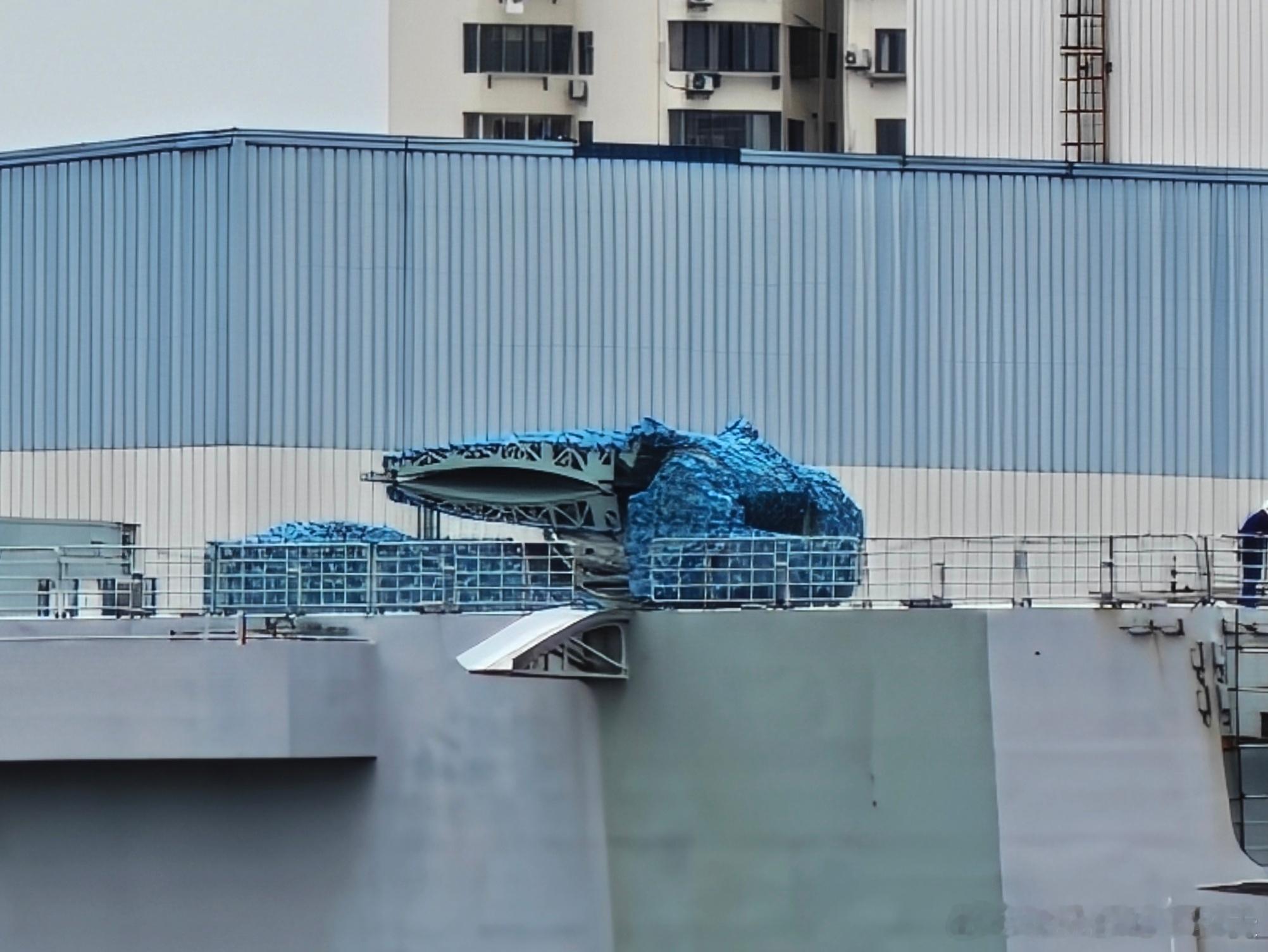 31舰甲班惊现2台未知设备