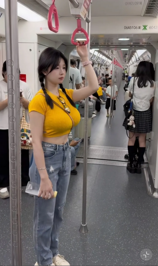 如果你坐地铁时，遇到这样的女生，你第一句搭讪的话是什么？