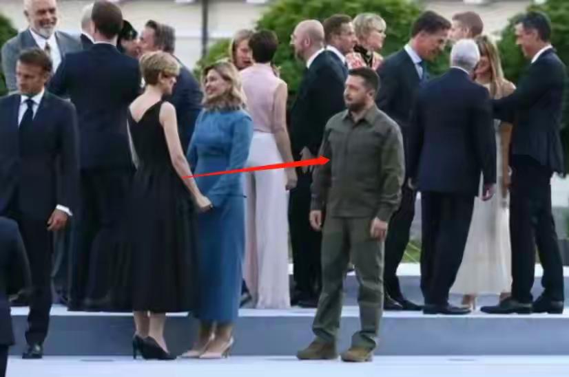 泽连斯基握手遭瑞典国王“无视”4月17日，瑞典国王卡尔十六世·古斯塔夫在利