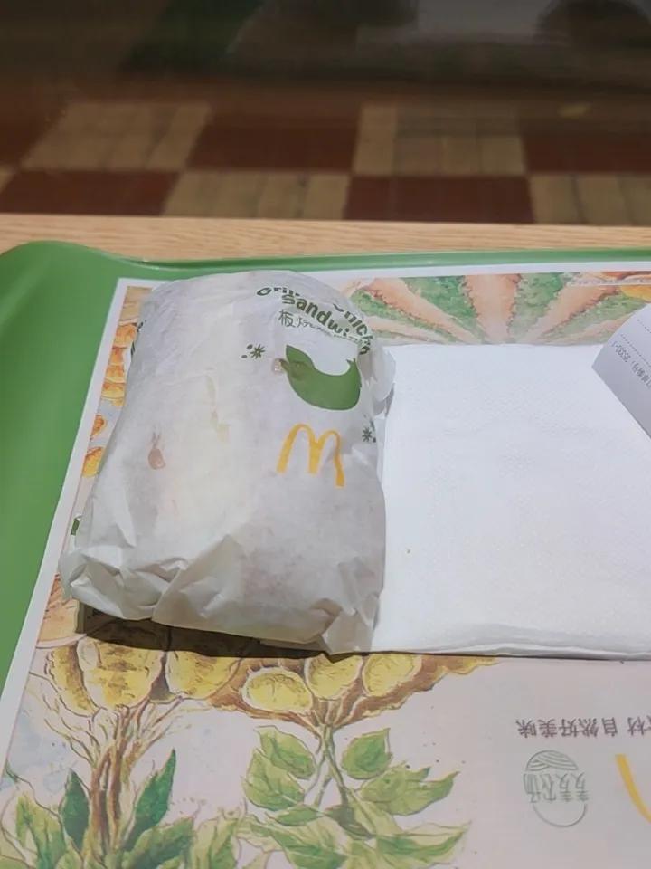 麦当劳现在连板烧鸡腿堡都变迷你堡了！