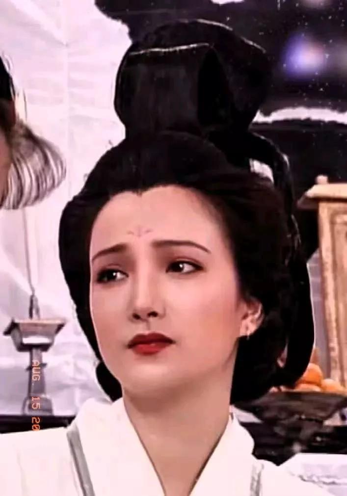 完颜洪烈盯上包惜弱，第一步是脸。张纪中那版，何晴往那一站，旁边俩年轻女演员都成了