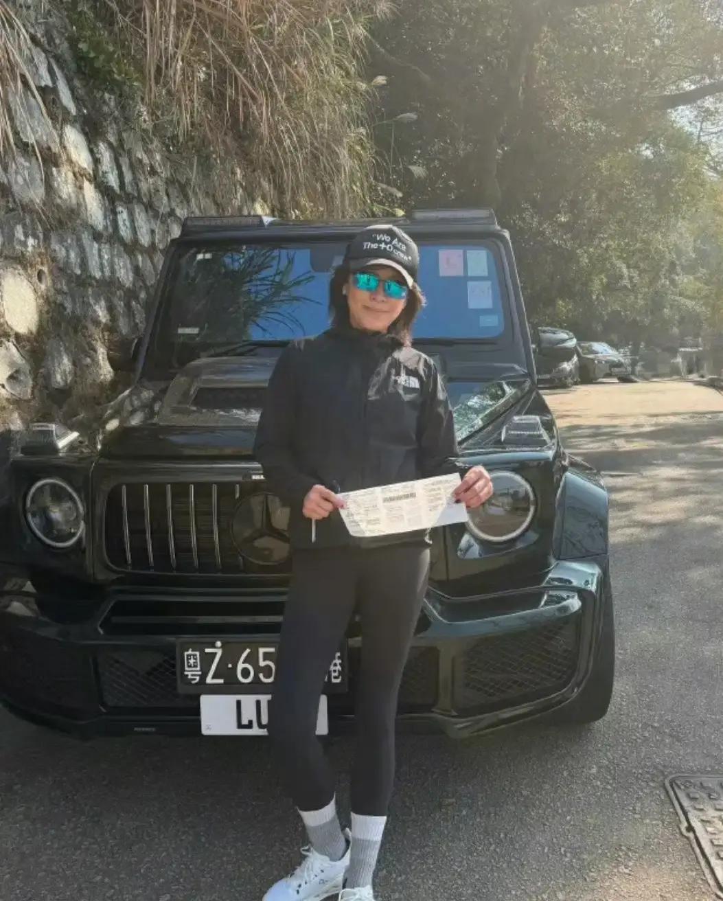 一张罚单，她笑着收刘嘉玲把罚单晒成新年礼物，交警回敬“平安红包”。3小时冲