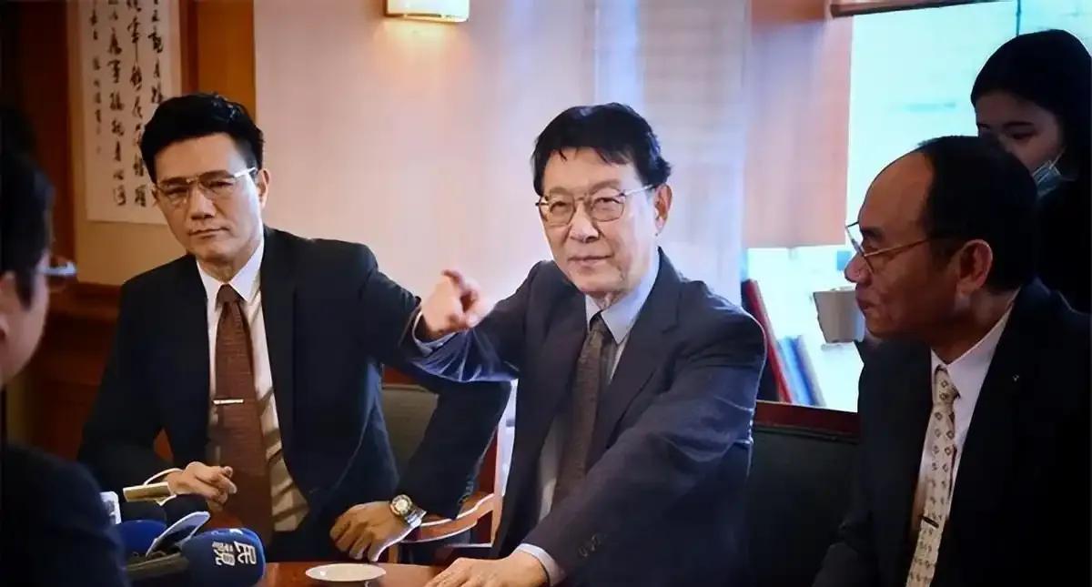 不扒不知道，一扒吓一跳。台媒体人赵少康为啥对大陆总是充满敌意，原来和“港独”分子