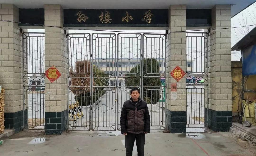 2017年，一个在工地干了大半辈子的花甲老人，接到一个电话，对方理直气壮地要求他