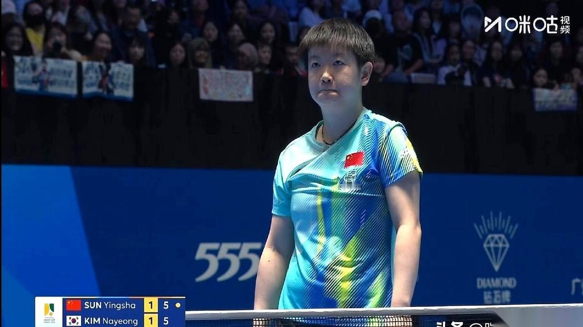 孙颖莎那场球，怪得很。打得最凶的，竟然不是场上的俩人。是场下的教练，马琳跟对面