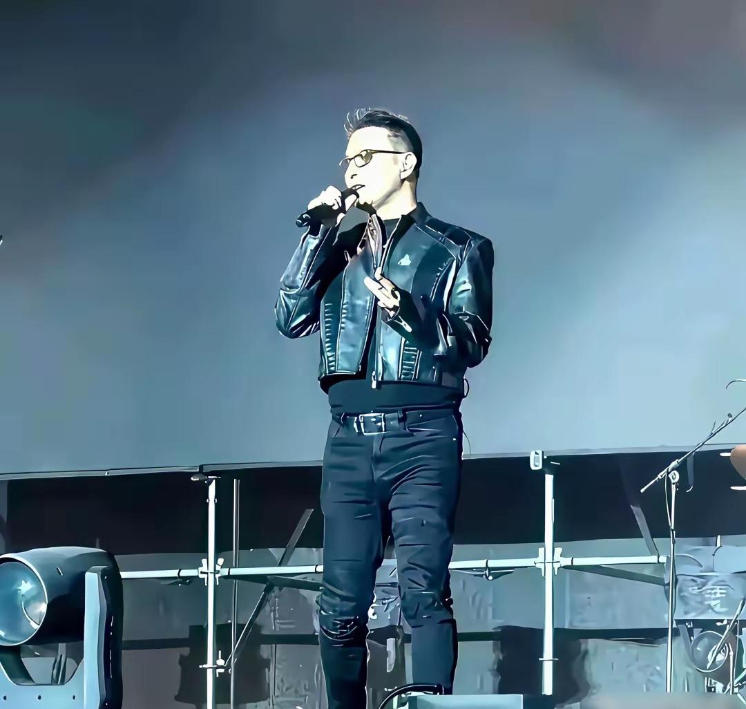 中年发福的汪峰买衣服一定要卡码买大，卡码买大，卡码买大！重要的事情说三遍[