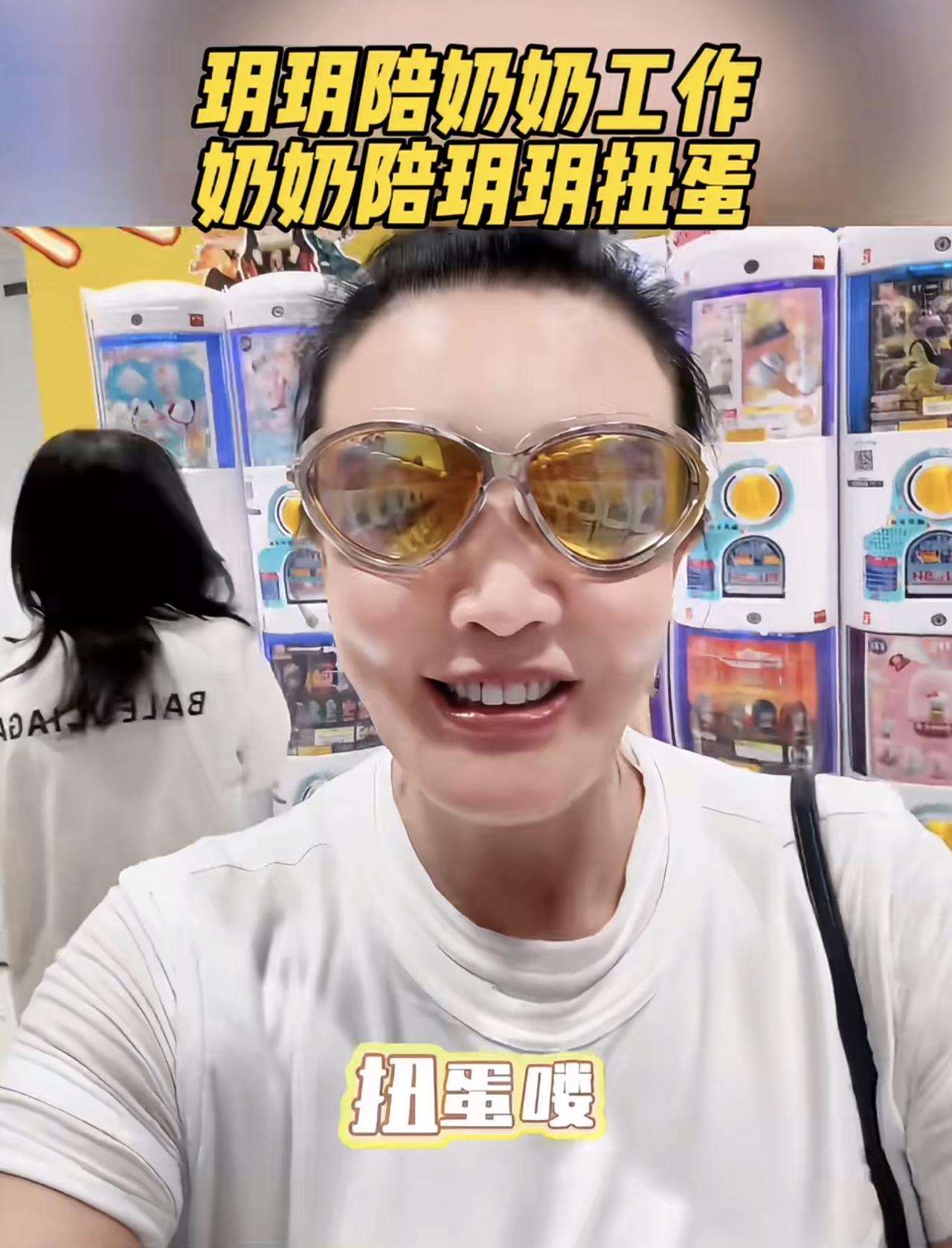 张兰带小玥儿一起逛街，享受久违的天伦之乐。7月8日，张兰晒视频带着孙女小玥儿