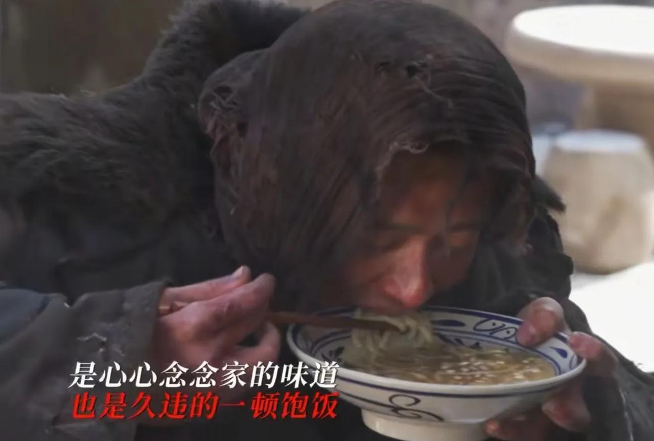 《归队》小少爷小贵像个乞丐一样地回来了，看到正在吃饭的父亲，第一句话就是：“爹，