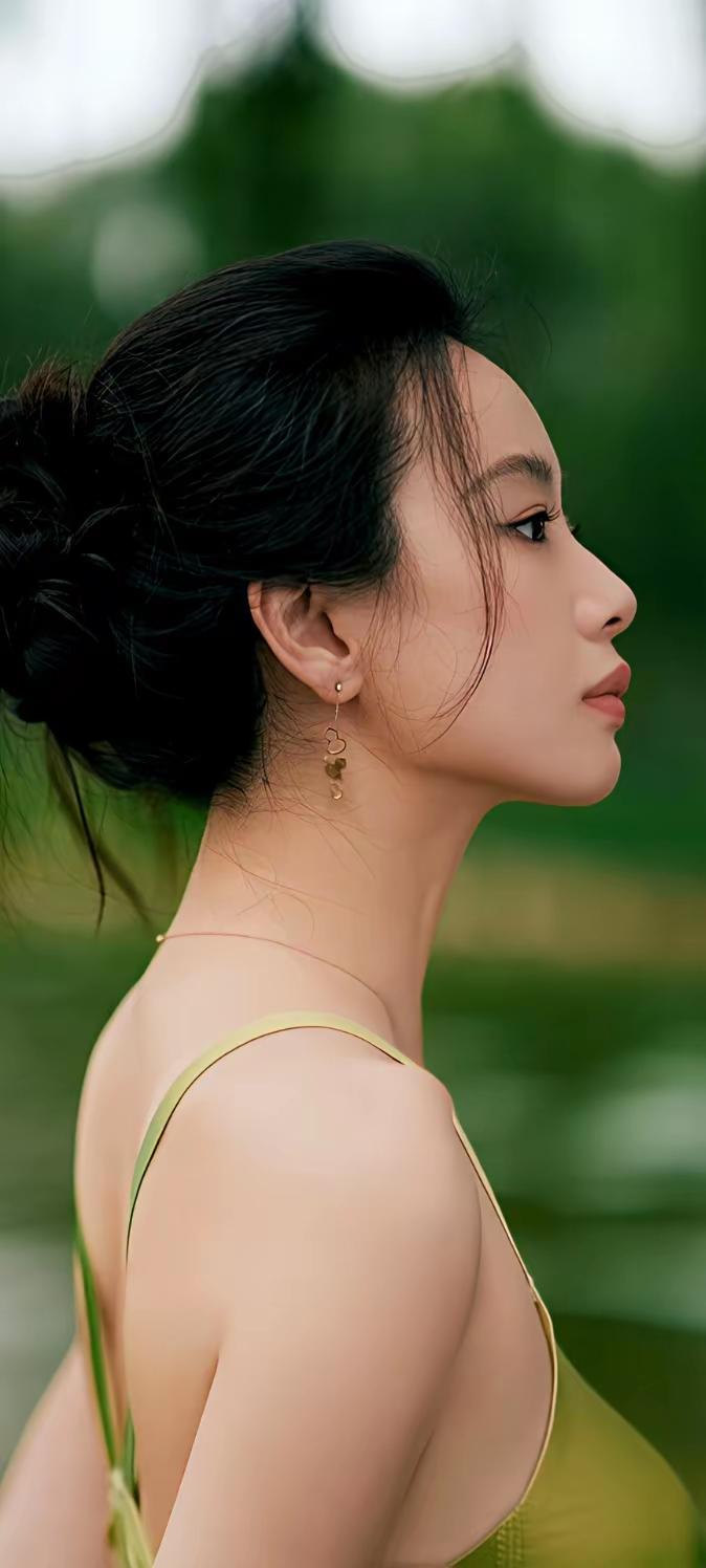 优雅侧颜，绿意盎然，自然之美