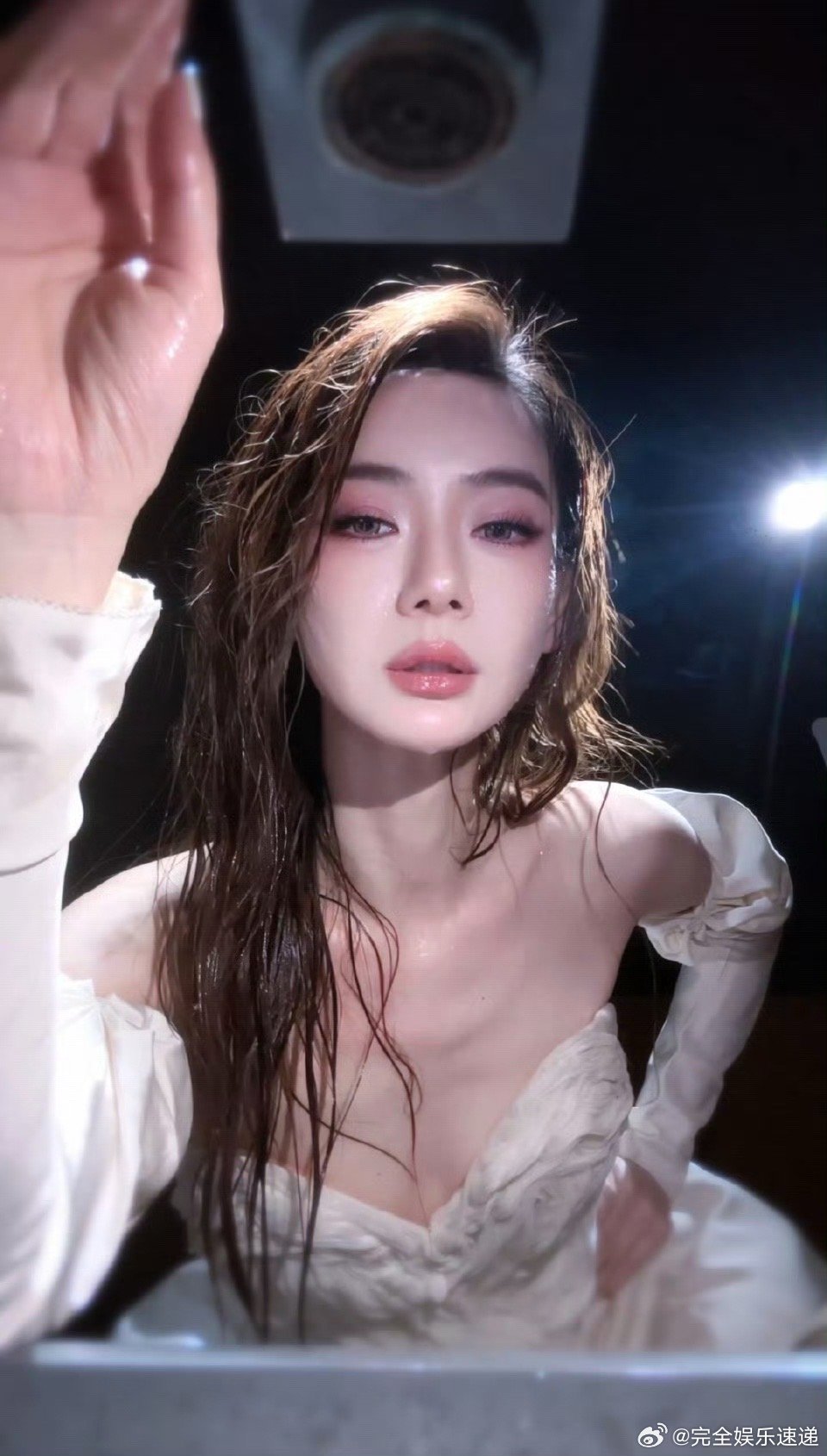 戚薇湿发变装听取妈声一片戚薇湿发变装又美出新高度！热点从不缺席，湿发造型尽显优