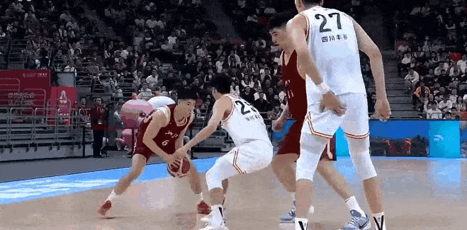 余嘉豪真的进步了很多，又有三分，又有隔扣！面对四川全运队的第四节比赛中，余嘉豪接