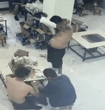 都没人扶一下啊，啥朋友啊？酒肉朋友真不可交