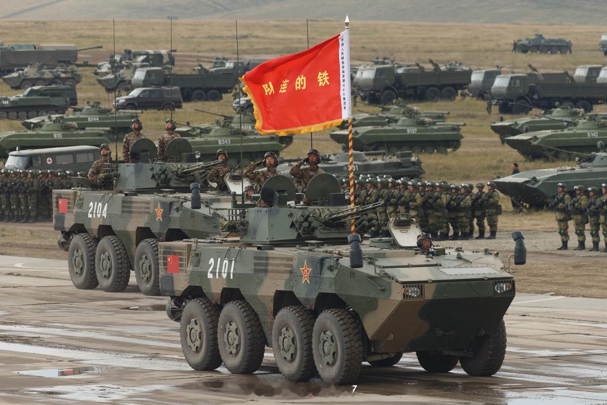 关注我九三看更多九三阅兵解读阅兵式上的“老面孔”08式车族于2003年开始立项