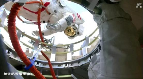 被美国骗了？航天员出舱巡检神舟二十号飞船：画面还原太空原貌 “所谓‘中国航天