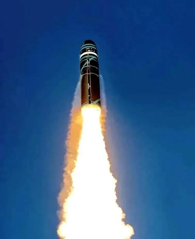 刀都架在脖子上了，伊朗总统突然站出来，对着全世界喊了两句话。第一，核武器，我们不