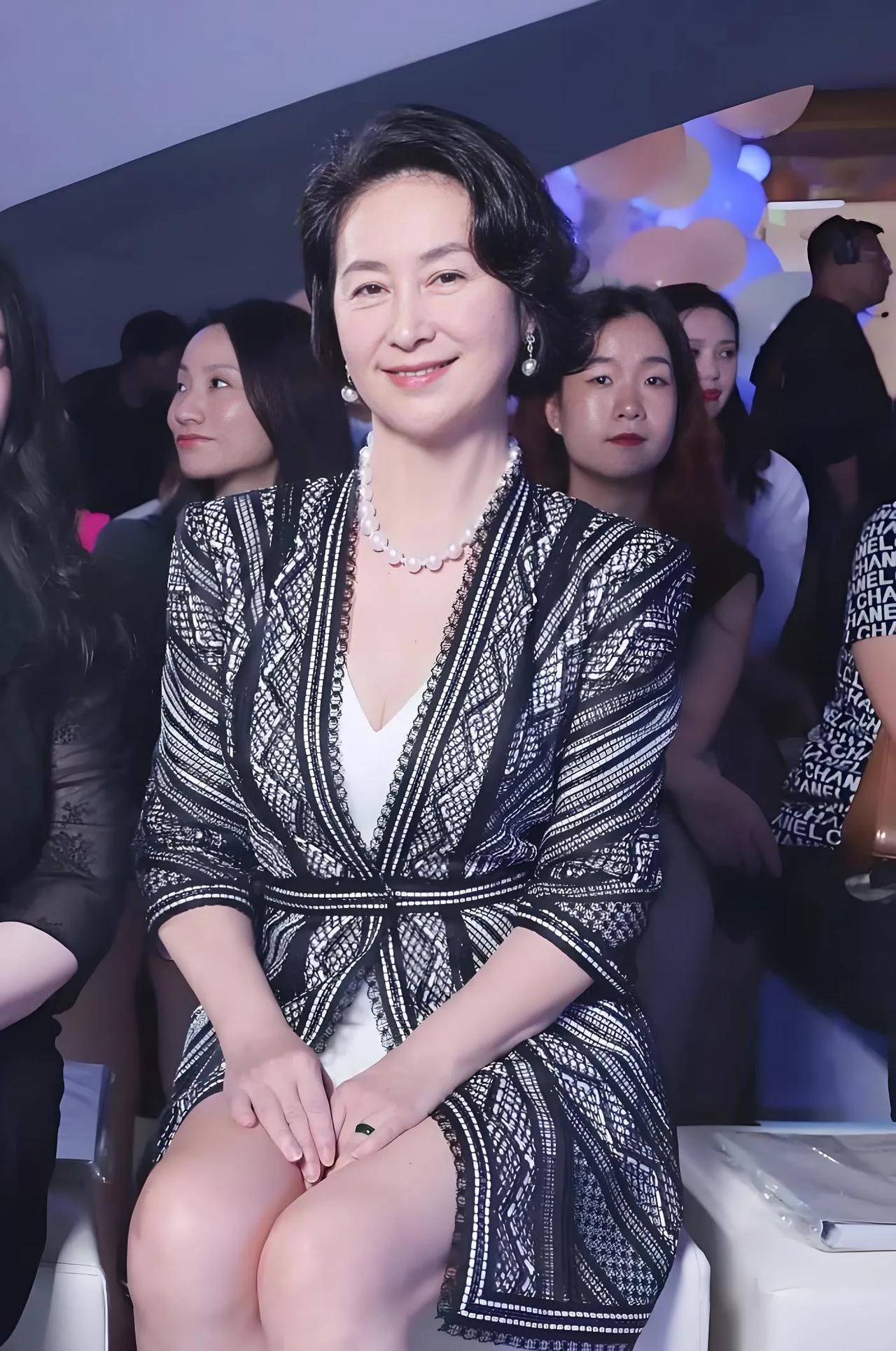 63岁的何超琼这魅力无人可比，独一档的存在。何超琼是何鸿燊与二太太蓝琼缨所生