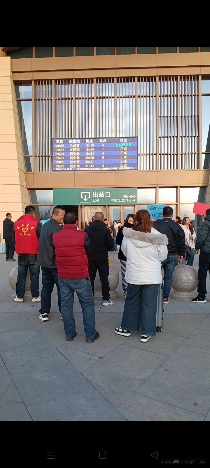 一位婆婆的3个儿媳都在城里上班，过年要回老家来团聚吃团圆饭。婆婆为了不让儿媳