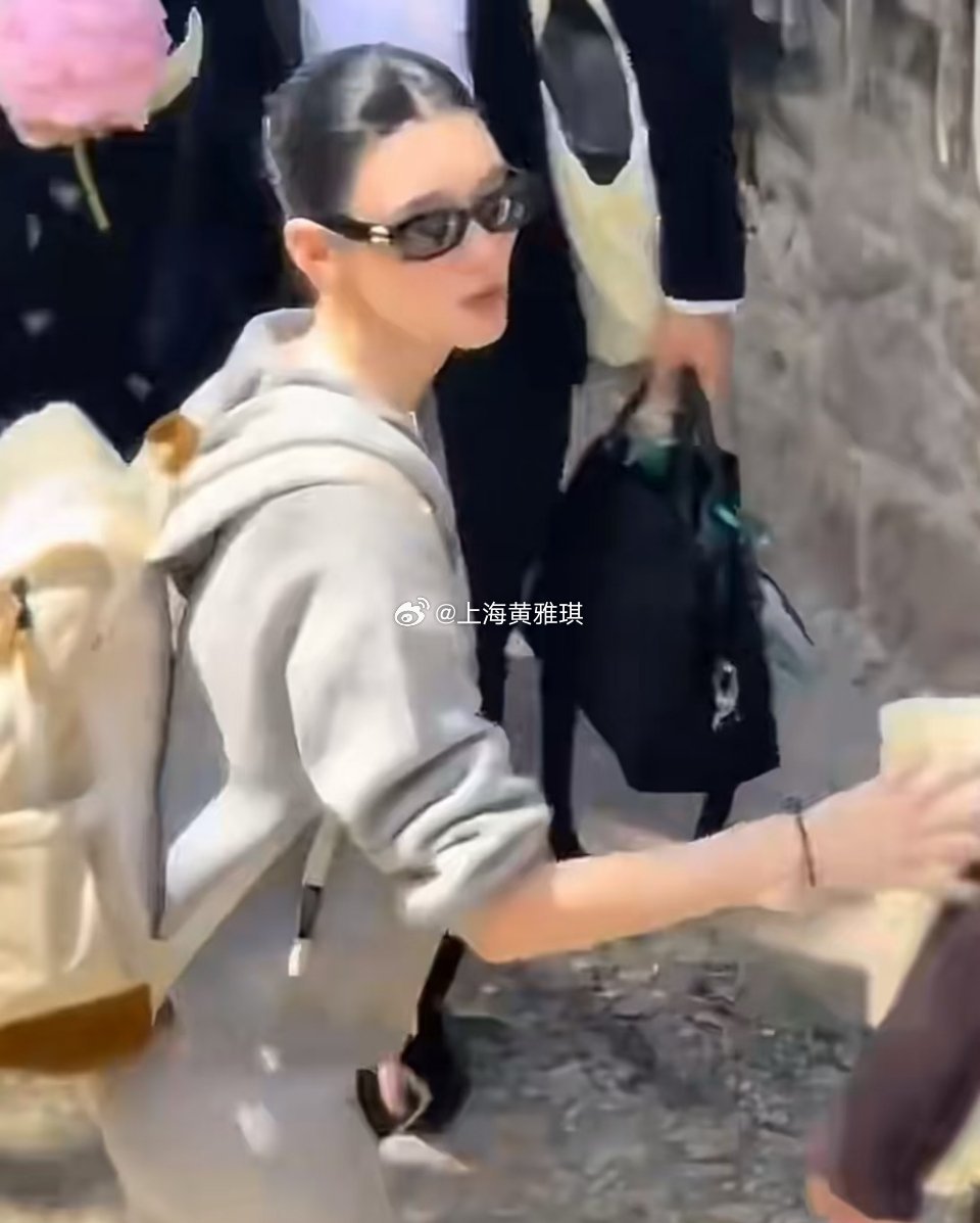 古堡奢华婚礼落幕，卸下高定婚纱与贵重珠宝，奚梦瑶换上休闲套装，背着双肩包独自离场
