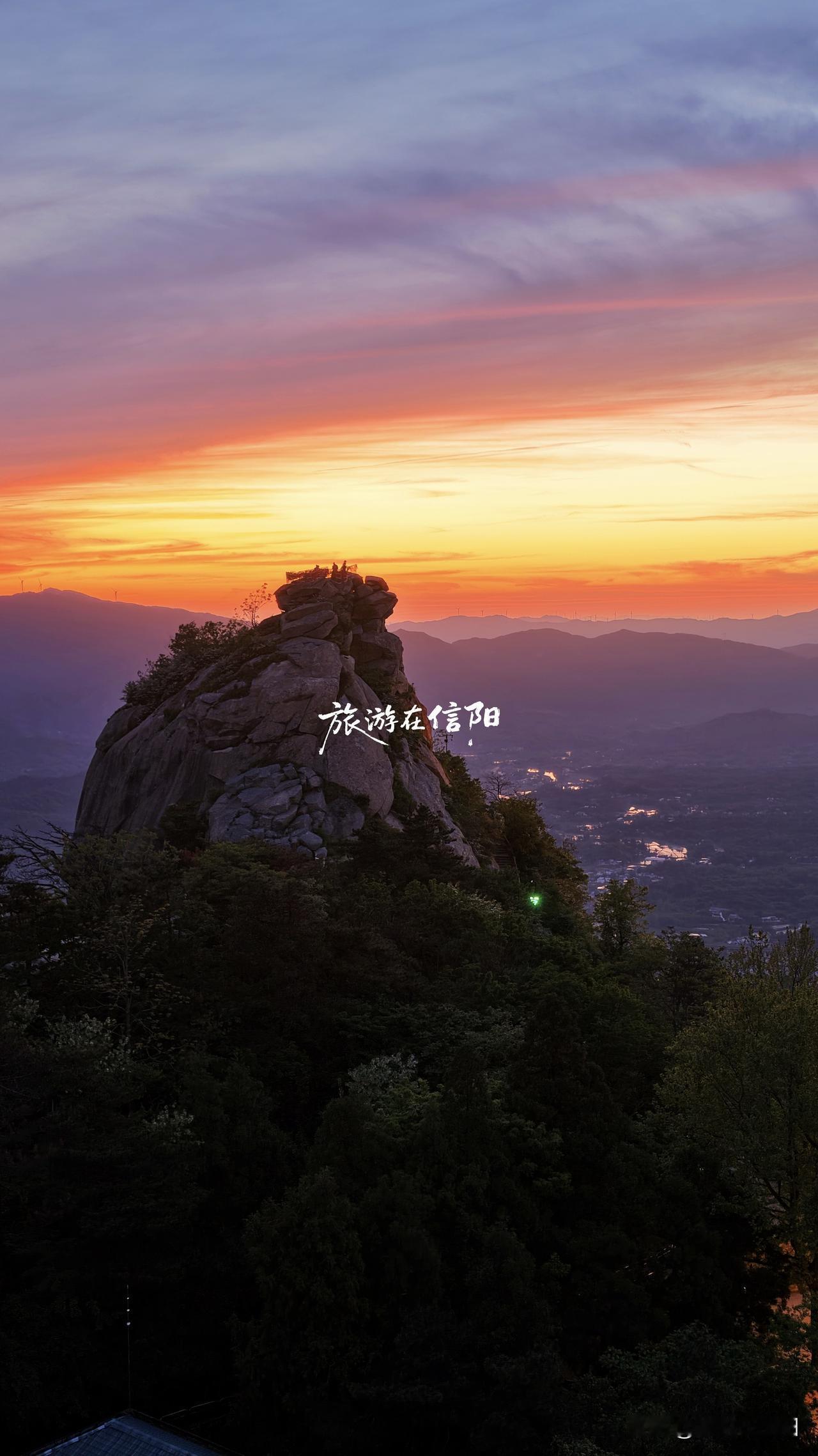 信阳鸡公山的晚霞，那简直绝了！站在鸡公山巅，看着落日一点点下沉，余晖洒在山间，整