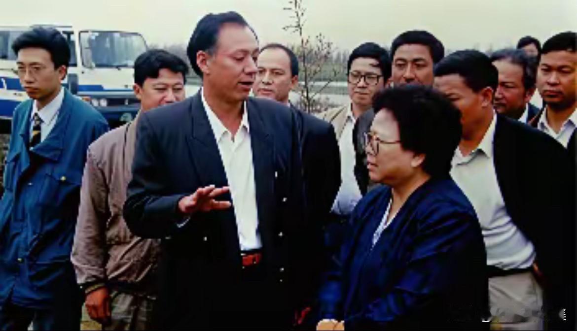 1993年10月，时任国务委员兼国家计划生育委员会主任，分管卫生、计划生育、妇女