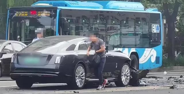 为什么陈震同学这次车祸事故那么多人“落井下石”？因为他是车评人这个公众人物的身