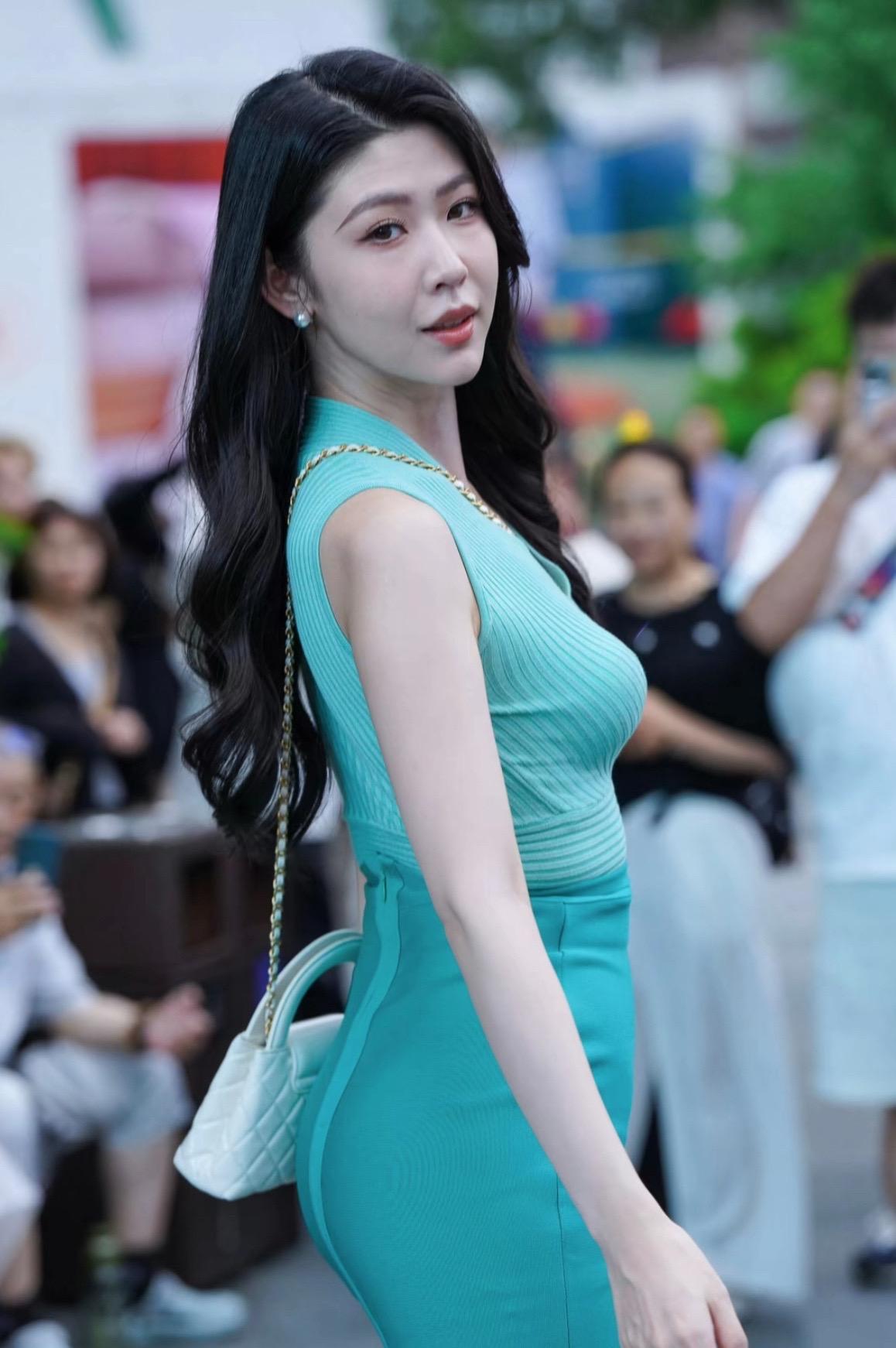 美女 女神 气场全开 美女街拍穿搭 时尚搭配服装