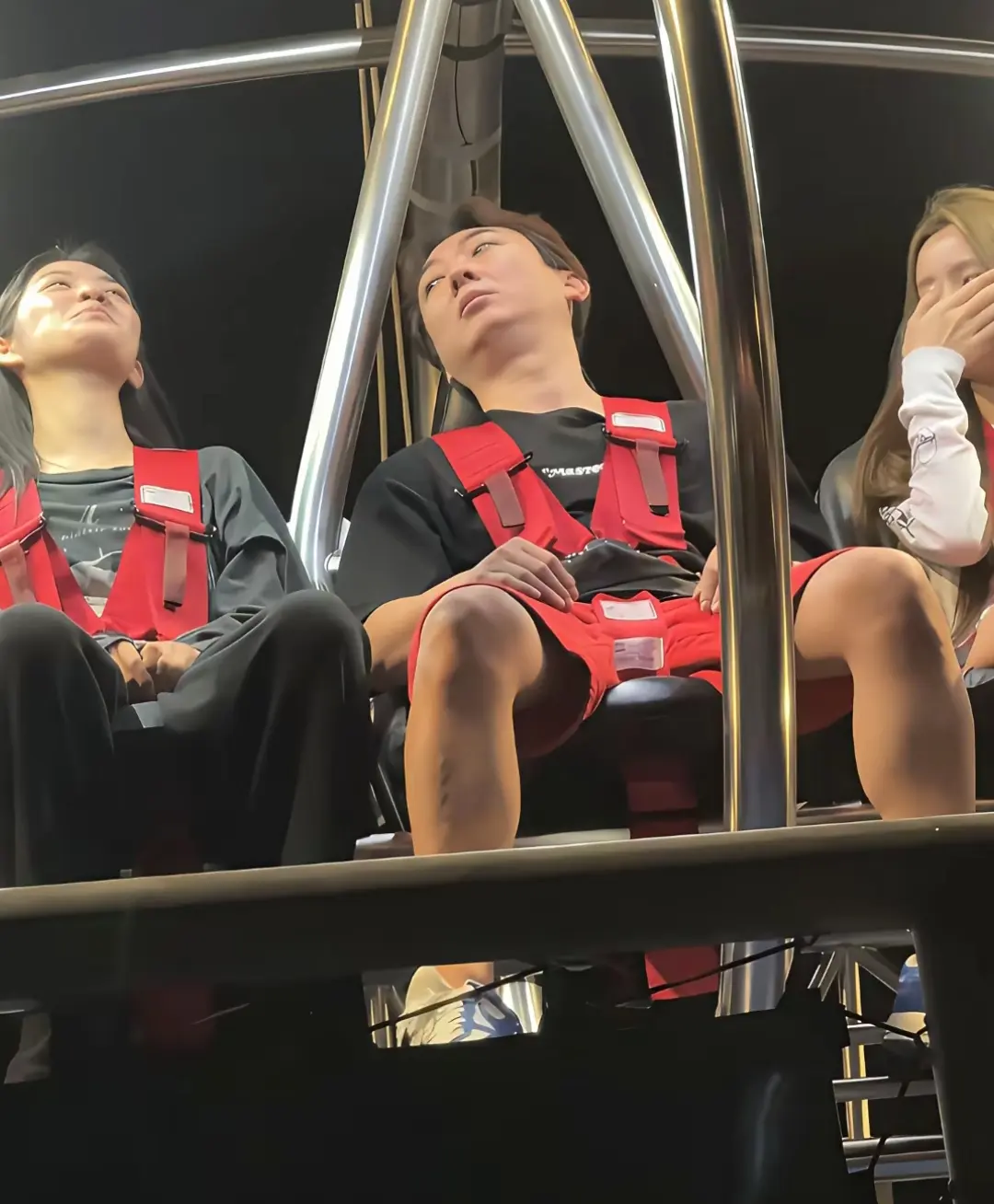 他在新加坡过春节，有两个美女陪伴的他，看起来好疲惫啊！