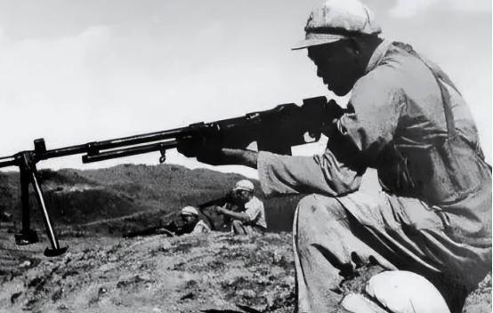 1951年，一挺美国重机枪落到了我志愿军战士余新发手上，但奇怪的是，上了战场后，