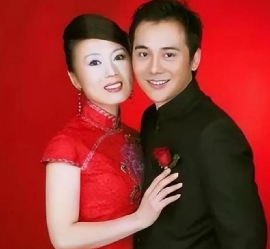 本以为年纪大了就不兴这些浪漫事儿了，可63岁艺术家吴琼和48岁老公拍婚纱照，直接