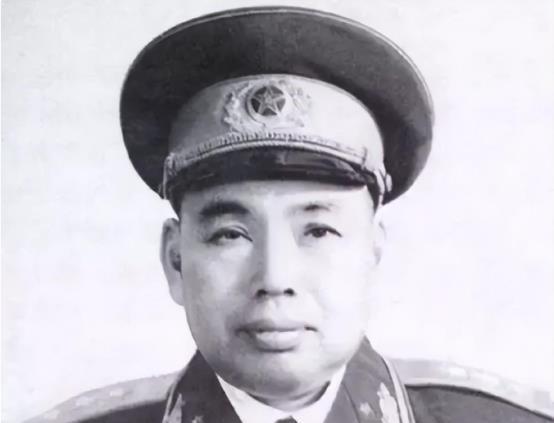 他16岁参军当勤务兵，19岁就给许世友当政委，许世友开始不服，后来却心服口服了：