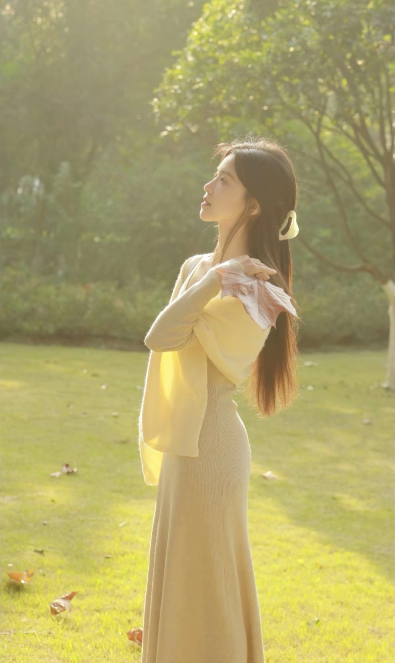 阳光洒落，微风轻拂，优雅漫步在绿意盎然的公园中。