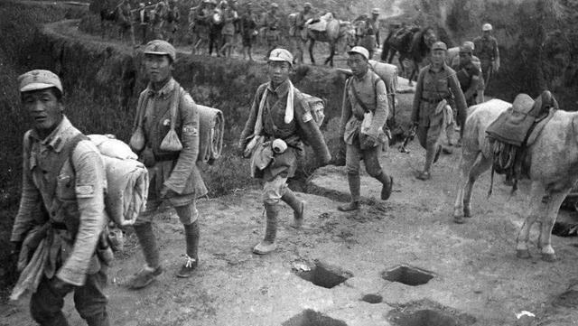 八路军雨夜急行军，排长突然击毙队伍最后的战士：这是个日本鬼子当时是6月9号，2