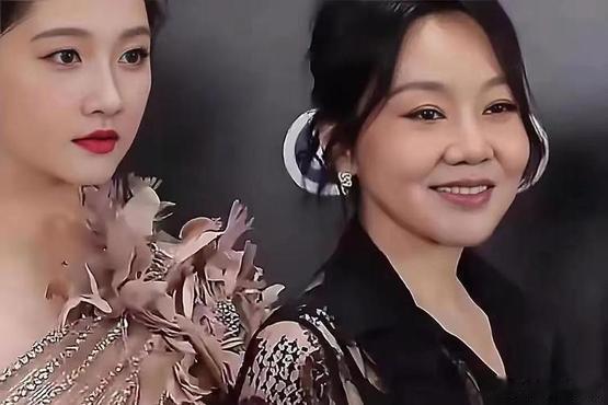闫妮突然问关晓彤：”晓彤，我咋忽然忘了你姓啥？”旁边的杨迪赶紧接话：“她姓关呀！