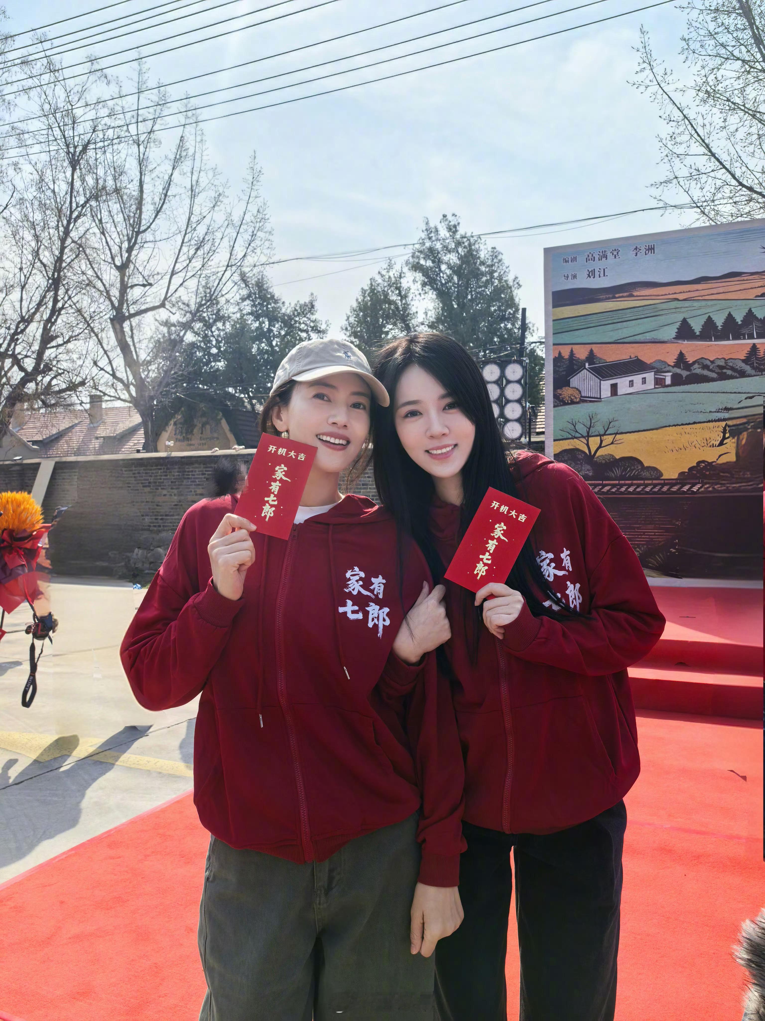 电视剧家有七郎高圆圆饰演的黑马丽，开机照里红衣白帽元气拉满，笑容干净又有力量，