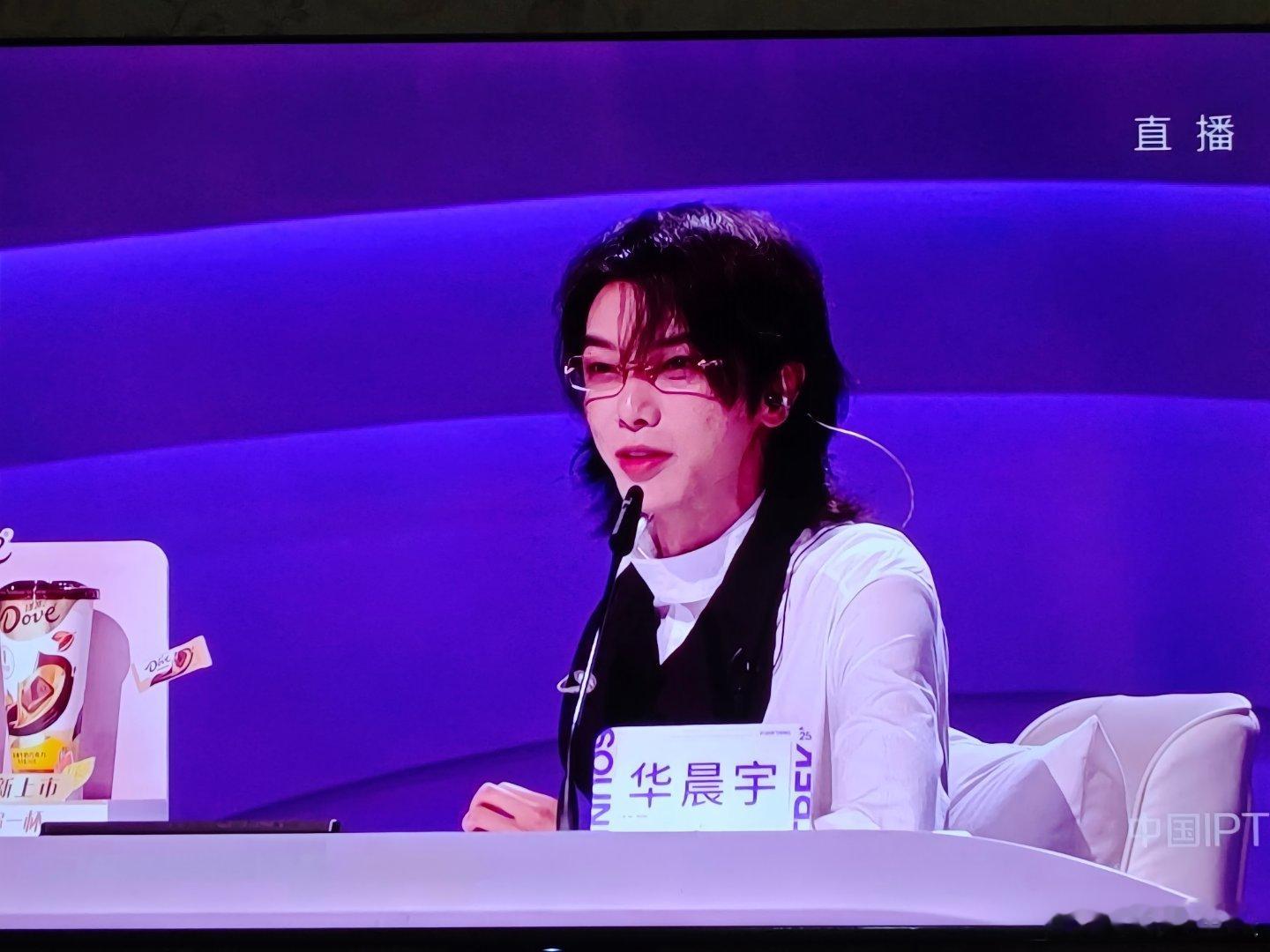 好遗憾，华晨宇又回来了，更有能力的尚雯婕替补队员走了。但她来一趟效果很好，狠狠地