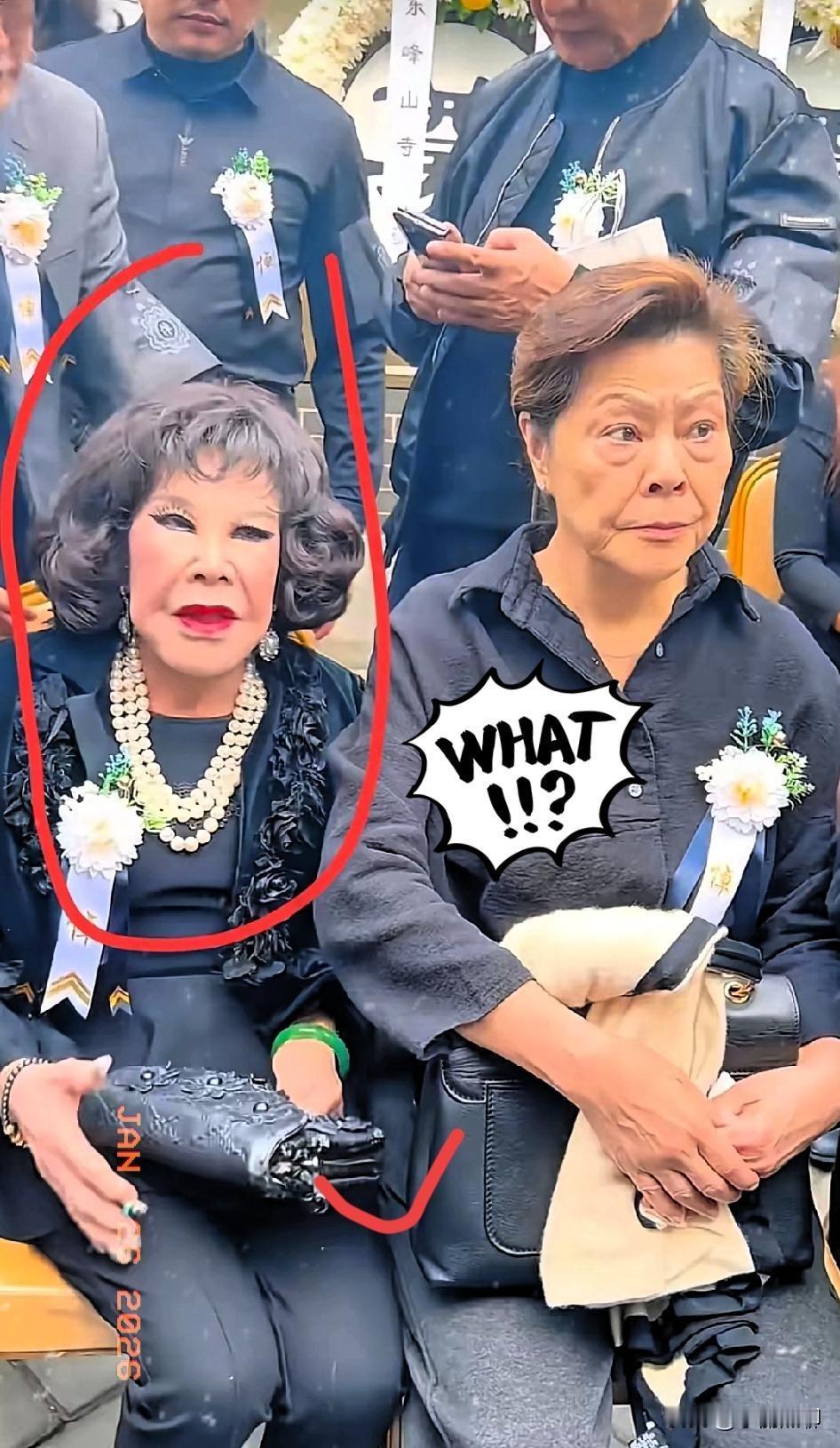 真的挺让人动容的！92岁高龄的黄夏蕙从香港飞到深圳参加梁小龙的葬礼，为梁小龙送