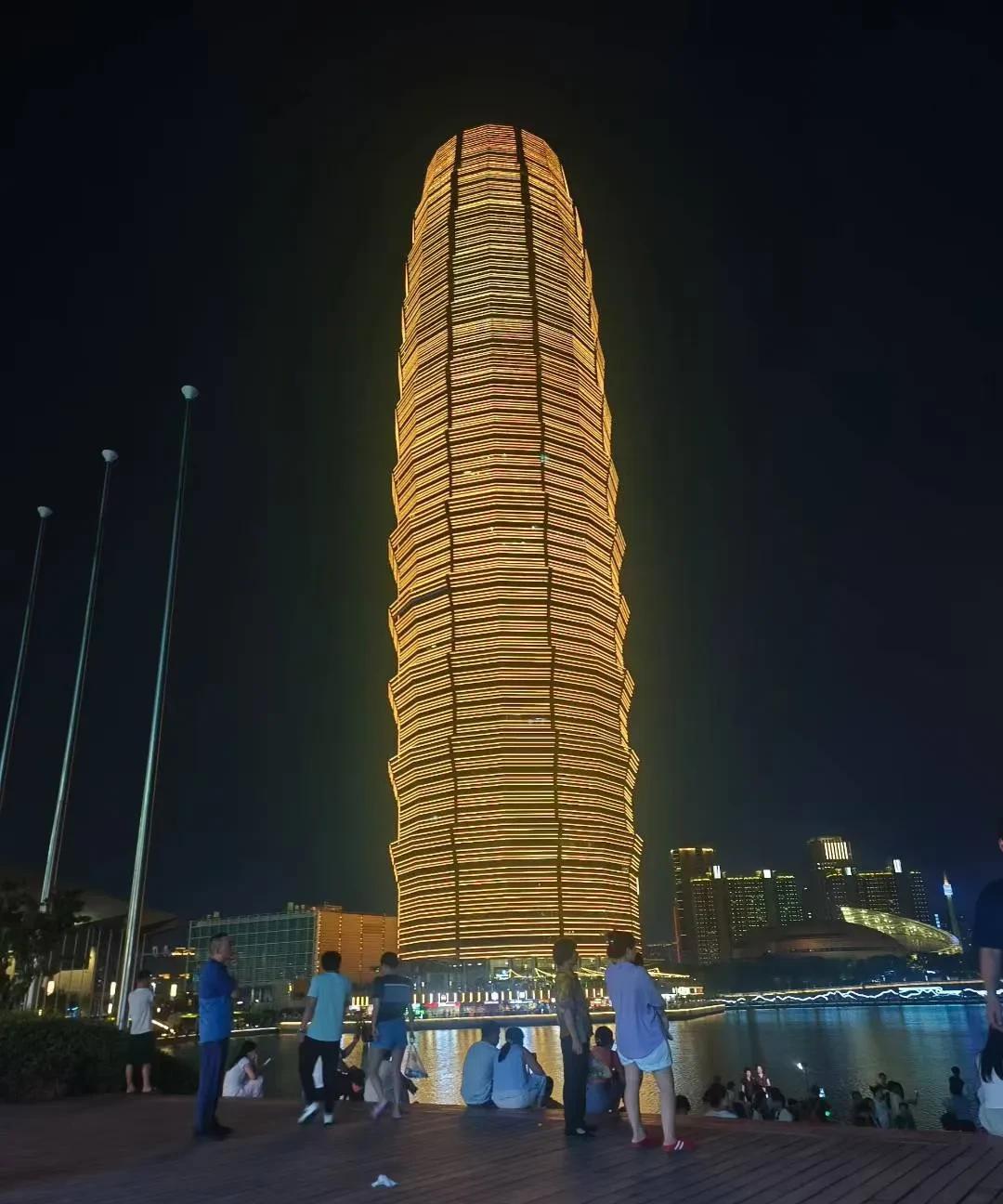 当你被亲朋好友算计了，摔倒了，当你的梦想被现实、击碎，那时心也就冷了，看看现实没