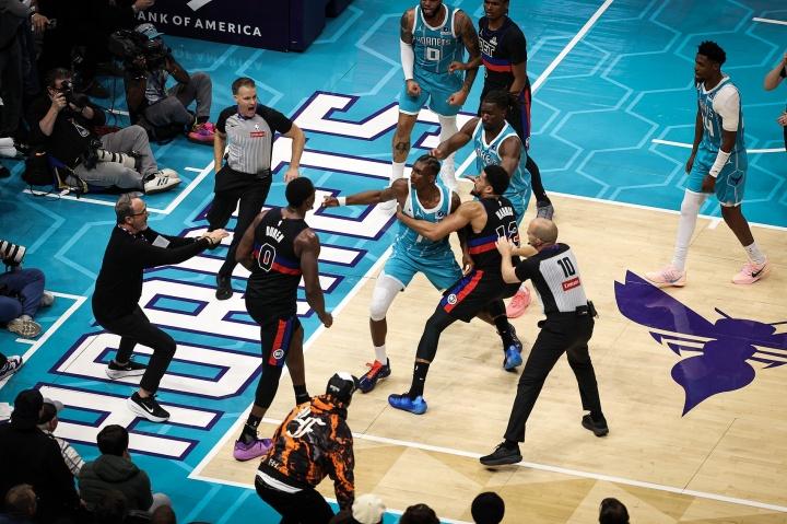 今日，活塞和黄蜂上演全武行，也是继奥本宫事件后最大的斗殴事件。活塞客战黄蜂，第三