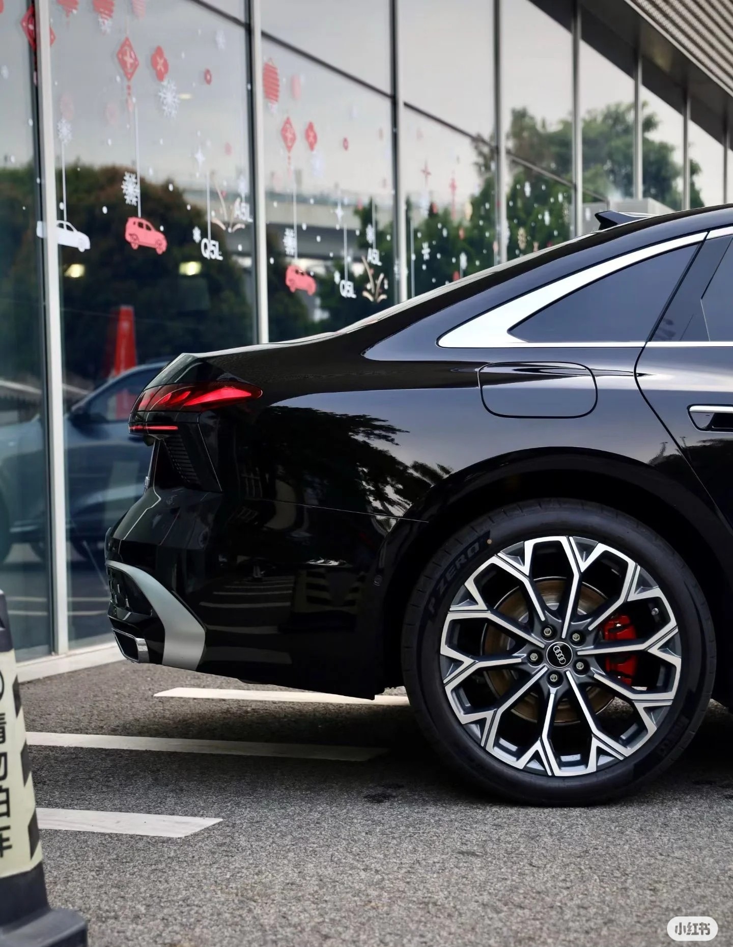 奥迪A6L逐渐的开始放飞自我了，慢慢的摆脱“公务用车”的刻板印象，踏上了年轻化的