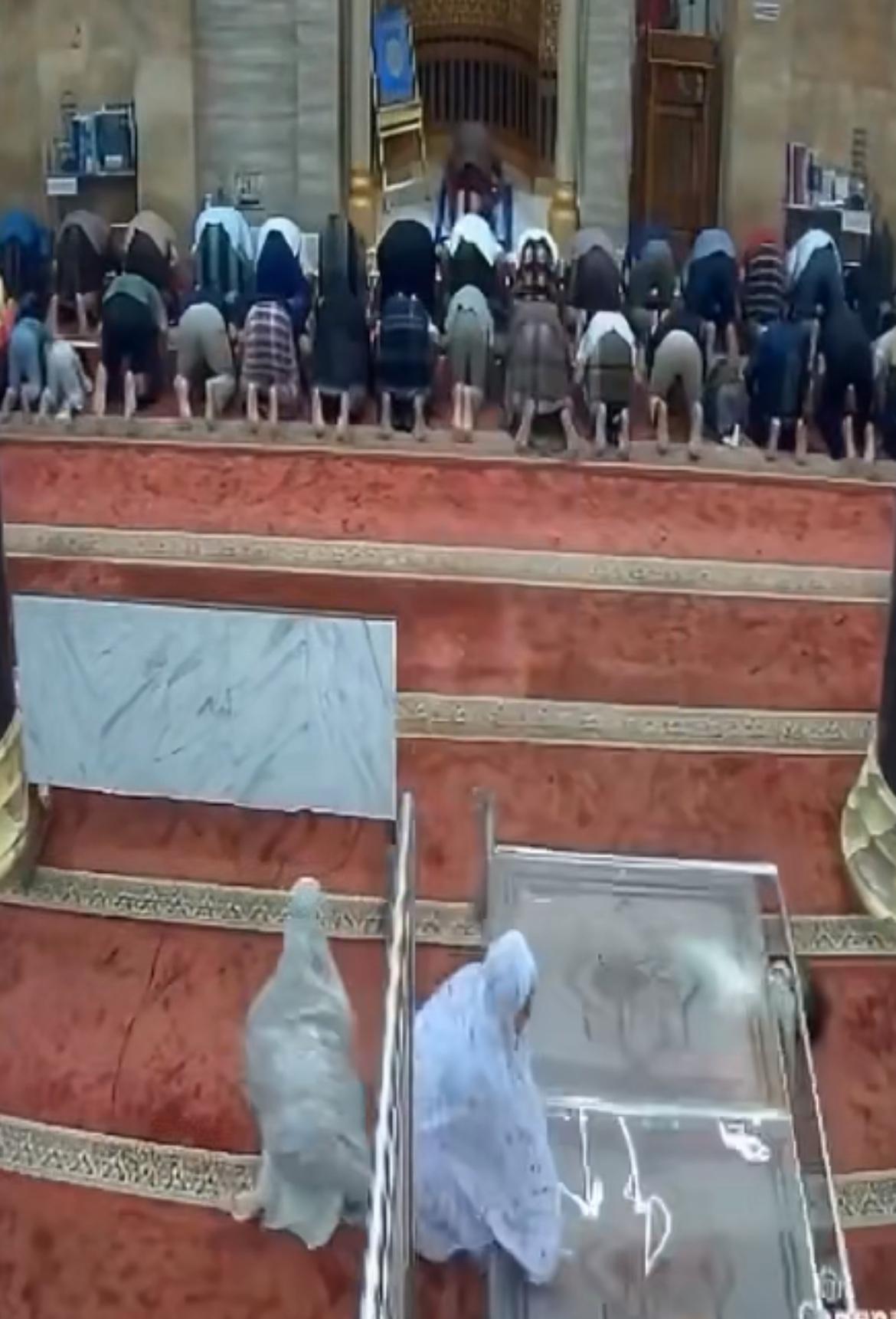 印尼两名女子嬉闹时不小心推翻了旁边的围栏，压在了刚好路过的孩子身上，她们立马跪下