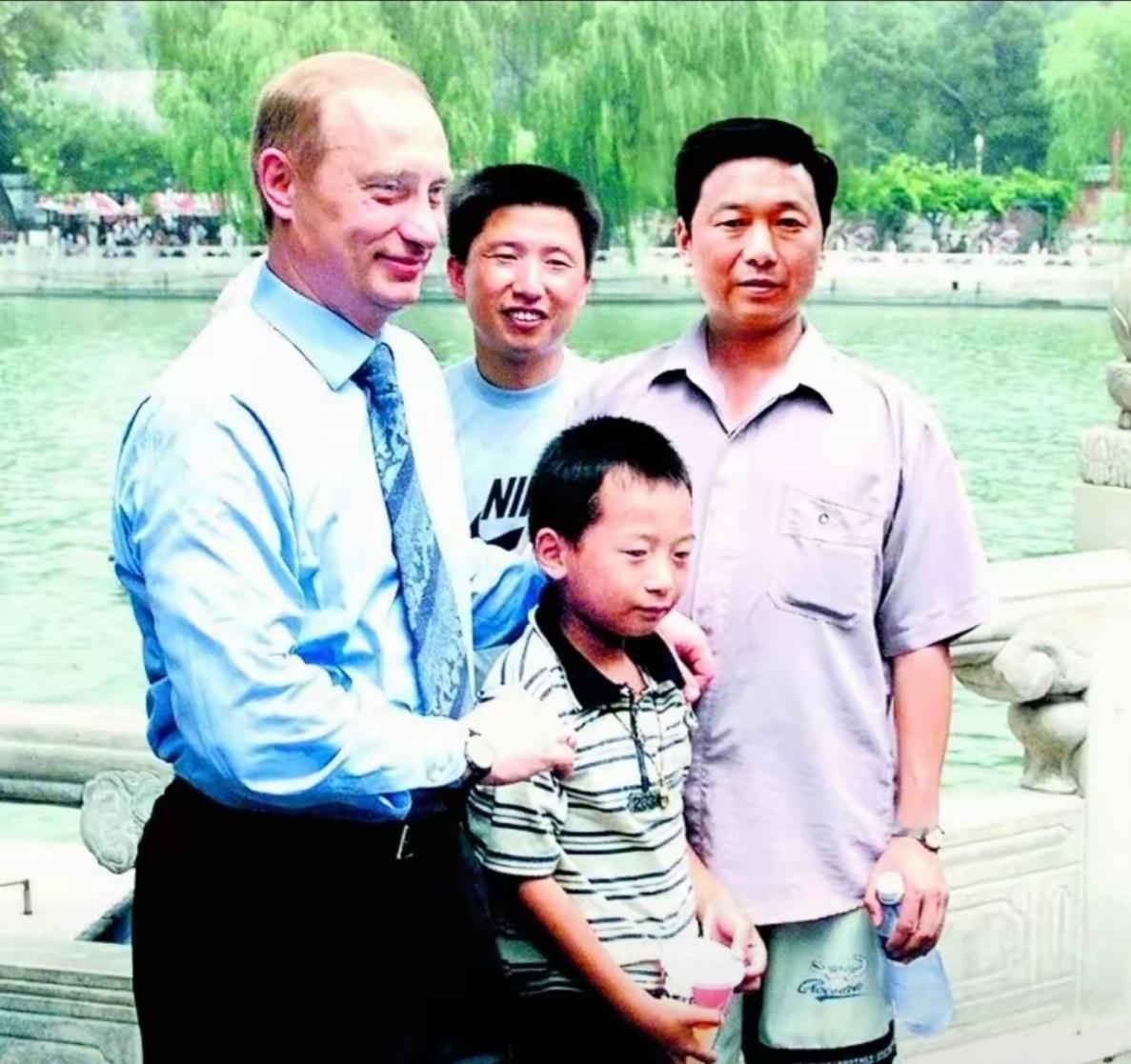 26年前他还是一个小孩，那个时候他才12岁，非常幸运地被当时来中国访问的普京偶遇